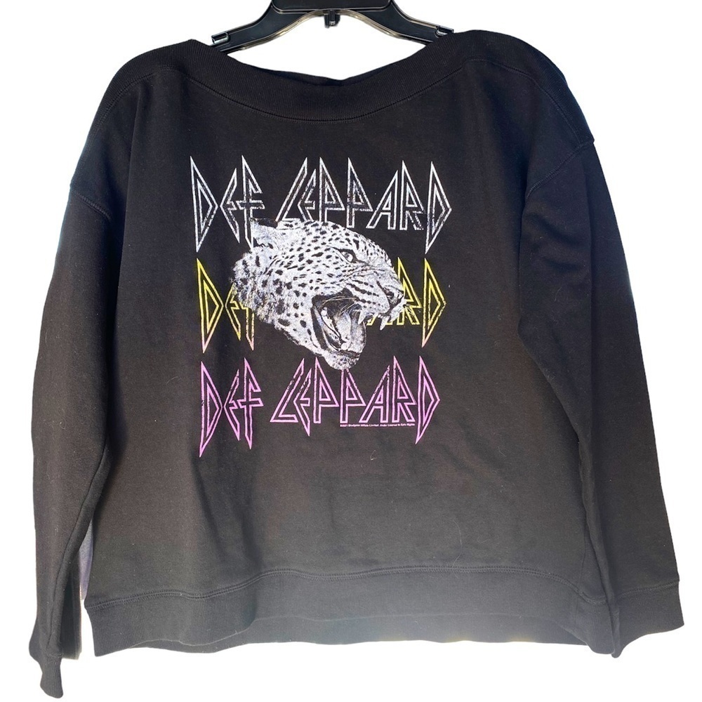Def Leopard band crew neck!​​​​​​​​​